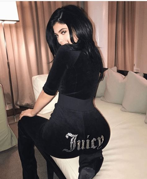 Kylie Jenner's butt appears to be growing bigger everyday   The 19-year olds butt looks bigger every day and as expected people are asking questions. Did she get work done on it? No one can answer for now  Entertainment Moda Kylie Jenner, Look Kylie Jenner, Looks Kylie Jenner, Trajes Kylie Jenner, Estilo Kylie Jenner, Kylie Jenner Look, Kyle Jenner, Juicy Couture Tracksuit, Kylie Jenner Outfits