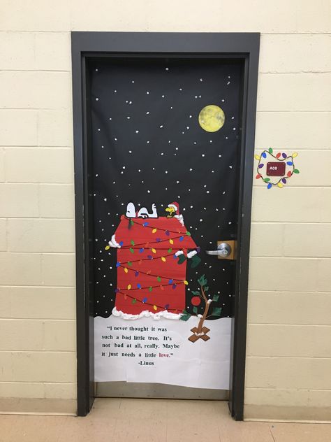 Christmas Classroom Door Decor Ideas, Peanuts Door Decoration, Christmas Door Decorations School, Peanuts Door Decoration Christmas, Charlie Brown Christmas Door Decorations, Door Decorations School, Snoopy Christmas Door Decorating Contest, Peanuts Christmas Door Decoration, Charlie Brown Christmas Hallway Decorations