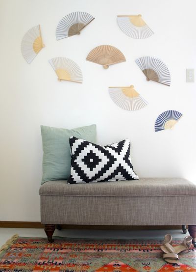 Foyer Fan Wall {2 Looks!} - Up to Date Interiors | Try this unique and renter friendly solution for wall art on a budget from uptodateinteirors.com. Hacks For Renters, Renter Friendly Decorating, Summer Room Decor, Renters Decorating, Diy Home Decor For Apartments, Neutral Wall Decor, Rental Decorating, Diy Home Decor Bedroom, Diy Home Decor On A Budget