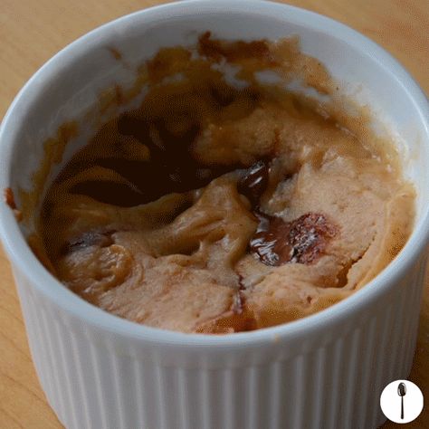 Peanut Butter Mug Cake Recipe Stuffed with Nutella Peanut Butter Mug Cake Recipe, Nutella And Peanut Butter, Nutella Peanut Butter, Peanut Butter Mug Cake, Dorm Cooking, Nutella Mug Cake, Lemon Mug Cake, Easy Mug Cake, Peanut Butter Mug Cakes