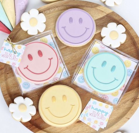 Smile Cookies, Royal Icing Cookies Recipe, Teen Cakes, Cookies Gift, Royal Iced Cookies, Summer Cookies, Best Sugar Cookies, Sugar Cookie Designs, Class Teacher