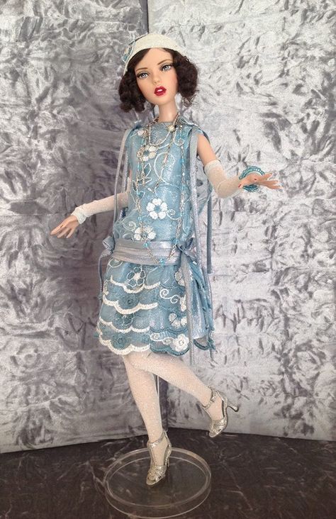 2015 West Coast Exclusive: Emma Jean Singing the Blues . Deja vu collection- Robert Tonner doll. Flapper Dress Pattern, Tassel Dolls, Barbie Collectables, Blythe Pattern, Flapper Fashion, Twenties Style, Pearl Clothing, Flapper Art, Tonner Dolls