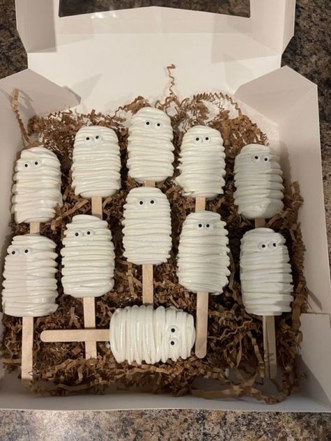 Party Food Ideas For Kids, Halloween Chocolate Covered Strawberries, Food Ideas For Kids, Halloween Party Food Ideas, Halloween Deserts, Postres Halloween, Cake Pop Designs, Halloween Party Food, Halloween Cake Pops