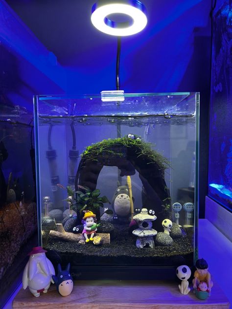 Ghibli Fish Tank, Studio Ghibli Fish Tank, Fish Bowl Ideas, Cool Fish Tank Decorations, Tank Terrarium, Fish Tank Themes, Fish Tank Terrarium, Cool Fish Tanks, Fish Tank Design