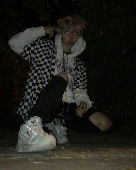 𝘱𝘪𝘯𝘵𝘦𝘳𝘦𝘴𝘵: 𝘴𝘢𝘥𝘵𝘦𝘳𝘮𝘴. ♡ Edgy Skater Boy Aesthetic, Alt Boys, Grunge Boys, Skater Boys, Goth Outfit, Grunge Guys, Tokyo Street Fashion, E Boys, Grunge Boy