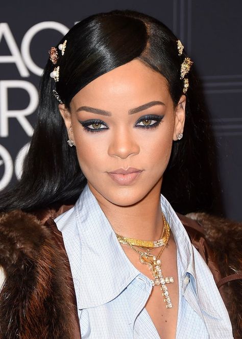 Singer Rihanna attends Black Girls Rock! 2016 on April 1, 2016 in New York City Rihanna Makeup, Rihanna Hairstyles, Huge Hair, Rihanna Outfits, Bold Makeup Looks, Bad Gal Riri, Celebrity Makeup Looks, Rihanna Riri, Beauty Makeup Tutorial