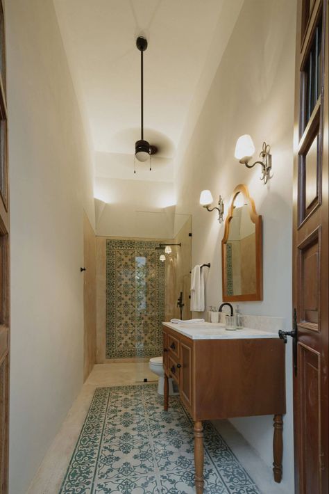 Spanish Colonial Bathroom, Spanish Revival Bathroom, Hacienda Bathroom, Hacienda Style Kitchen, Spanish Bedroom, Spanish Style Bathrooms, Earthy Bathroom, Mediterranean Bathroom, Riad Marrakech