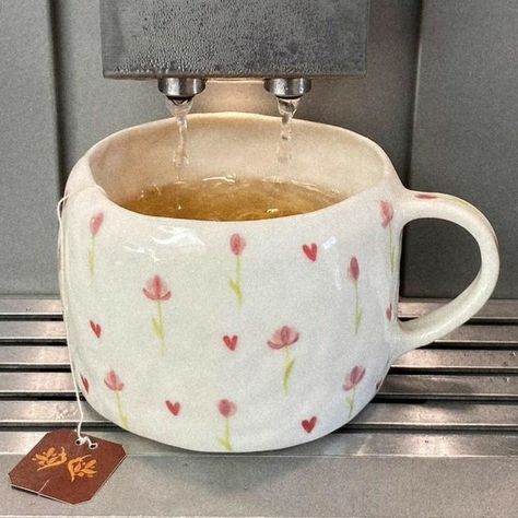 Hug Mug Pottery, Cute Teapot Aesthetic, Clay Mugs Aesthetic, Pottery Painting Teapot, Color Me Mine Mug, Pottery Painting Aesthetic, Aesthetic Mugs, Ceramic Cafe, Diy Pottery Painting