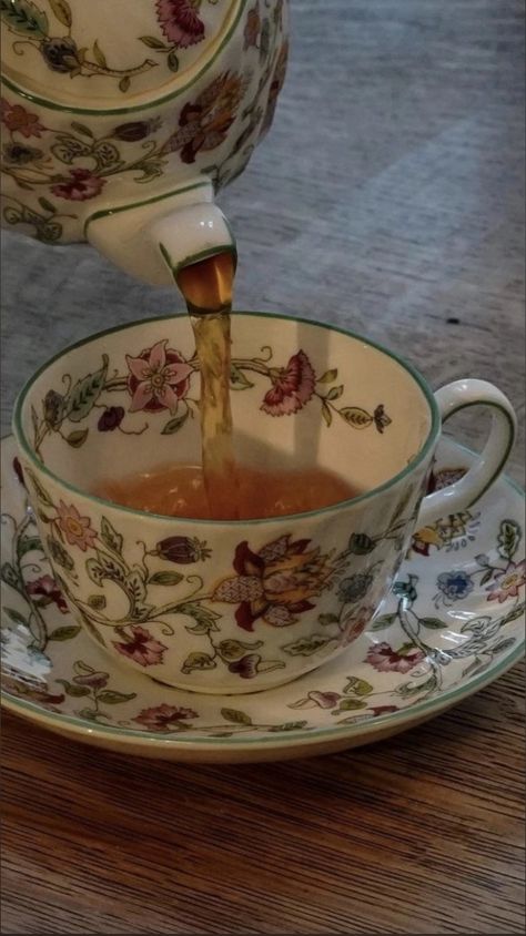 Cup Of Tea Aesthetic, Tea Set Aesthetic, English Tea Time, Maximalist Aesthetic, Tea Aesthetic, Vintage Tea Cups, Tea Places, Camellia Sinensis, Antique Tea Cups