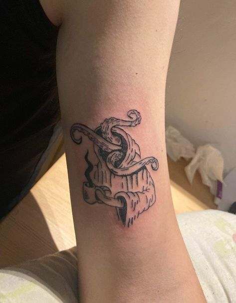 Hp Lovecraft Tattoo Ideas, Cultist Tattoo, Cute Cthulhu Tattoo, H P Lovecraft Tattoo, Tattoo Linework Simple, Cthulu Tattoos, Lovecraft Tattoo Ideas, Hp Lovecraft Tattoo, Lovecraftian Tattoo