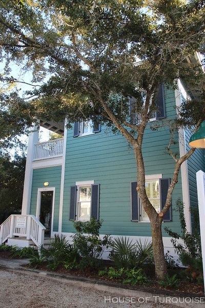 Beach Houses Exterior, Beach House Exterior Colors, Exterior Beach House, Exterior Paint Colours, Green Exterior House Colors, Beach House Colors, Home Decor Entryway, Best Exterior Paint, House Florida