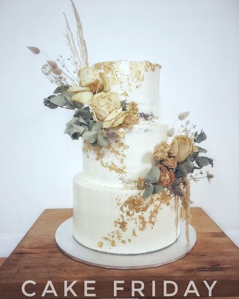 Wedding Cake Gold Leaf, Wedding Cake Gold, White And Gold Wedding Cake, Gold Leaf Cakes, Wedding Cake Prices, Wedding Cake Photos, Floral Wedding Cake, Floral Wedding Cakes, Romantic Wedding Cake