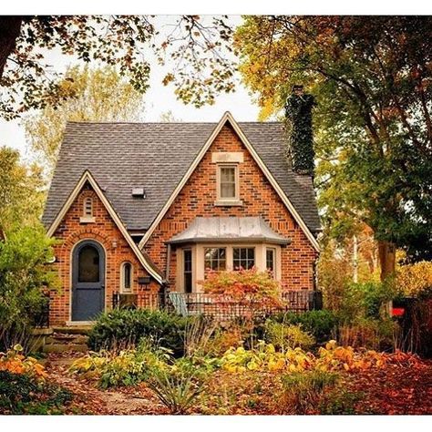 Tudor Cottage, Bungalow Homes, Red Brick House, Brick Exterior House, Casa Vintage, Victorian Cottage, Dream Cottage, Design Room, Interior Modern