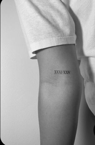 Date Tattoo Ideas, Mom Baby Tattoo, Mutterschaft Tattoos, Traditional Heart Tattoos, Date Tattoo, Baby Tattoo Designs, Roman Numeral Tattoos, Date Tattoos, Dainty Tattoos