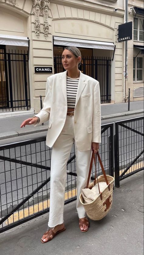 Ecru Blazer Outfit, Ivory Jacket Outfit, Cream Jeans Outfit Summer, White Jeans Outfit Summer Classy, White Linen Blazer Outfit, Ivory Blazer Outfit, Cream Blazer Outfits For Women, Cream Jeans Outfit, Cream Blazer Outfit