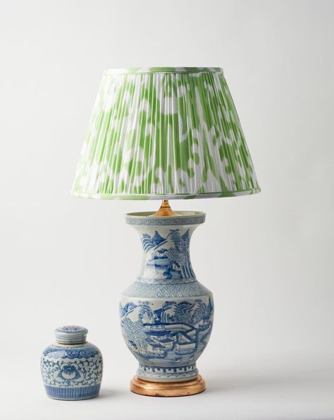 Library Rooms, Chinese Lamps, Chinoiserie Lamp, Colorful Table Lamp, Diy Lampshade, Side Table Styling, Fresh Living Room, Home Library Rooms, Grandmillennial Style