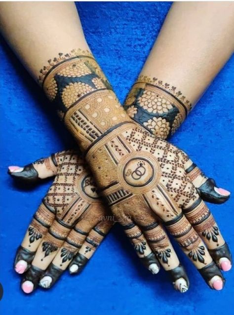 Engagement Mahendi Design Brides Simple, Engagement Mehndi Designs For Bride Back Side, Engegment Mehndi Simple, Mahendi Designs Engagement, Back Hand Engagement Mehndi Designs, Engagement Henna Designs With Ring, Engagement Mahendi Designs Latest, Kankupagla Mehndi Design For Hand, Egejment Mehandi New