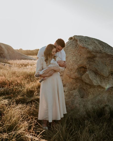 Fall Photo Shoot With Newborn, Newborn Shoot Outfits For Family, Field Newborn Photoshoot, Backyard Newborn Photos, Outdoor Family Newborn Pictures, Family Newborn Pictures Outdoor, Outdoor Newborn Family Photos, Newborn Family Pictures Outdoor, Newborn Family Photos Outdoor