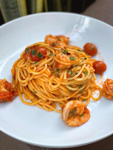 Seafood Tomato Pasta, Shrimp Cherry Tomato Pasta, Spaghetti And Shrimp, Prawn Spaghetti, Tomato Linguine, Chili Spaghetti, Spicy Shrimp Pasta, Noodle Recipes Homemade, Spicy Spaghetti