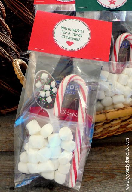 Joyously Domestic: Holiday Hot Cocoa Kits with Homemade Stir Spoons (Includes FREE Printable Labels) Joululahjat Diy, Hot Cocoa Gift, Hot Chocolate Spoons, Cocoa Gift, Hot Chocolate Gifts, Hot Chocolate Gift, Chocolate Spoons, Cocoa Christmas, Christmas Food Gifts