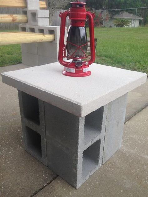 DIY Garden Benches and Tables Made with Cinder Blocks Decorative Cinder Blocks, Cinder Blocks Diy, Cinder Block Furniture, Cinder Block Bench, Garden Bench Diy, Cinder Block Garden, Cement Patio, Concrete Patios, Cinder Blocks