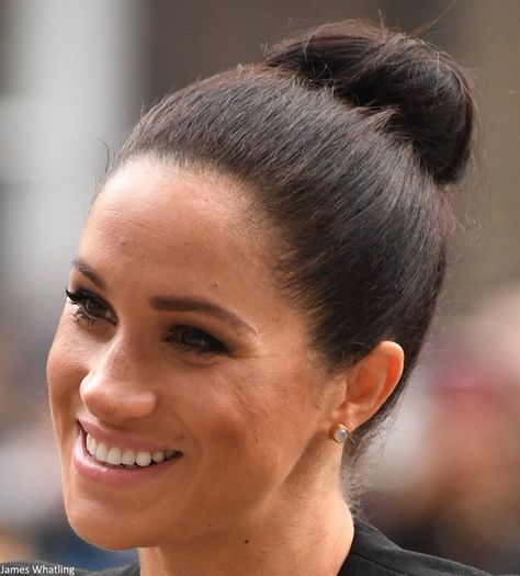 Mad About Meghan: UPDATED: The Duchess in Givenchy for ACU Events As Crowds Chant 'Meghan Meghan' Jessica Mulroney, Prins Harry, Meghan Markle Style, Principe Harry, Updos For Medium Length Hair, Crown Princess Mary, Elegante Casual, Remembrance Day, Princesa Diana