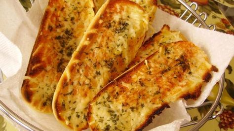 Hot dog buns come to the rescue when you need some quick breadsticks for your Italian meals. Cream Cornbread, Garlic Breadsticks Recipe, Sour Cream Cornbread, Breadsticks Recipe, Make Garlic Bread, Bread Sticks Recipe, Garlic Breadsticks, Creamed Corn, Breadsticks