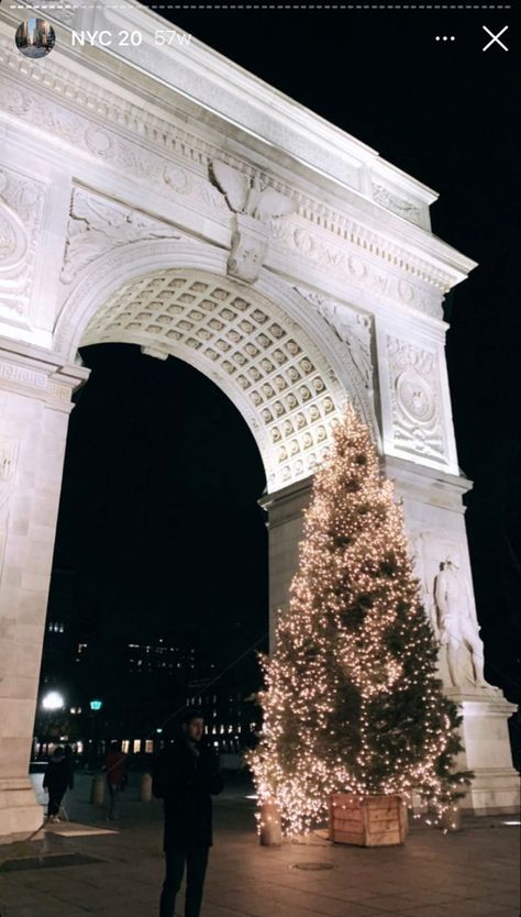 Christmas Tree New York, Expensive Aesthetic, Washington Square Park Nyc, Arches Park, Xmas Theme, Nyc Christmas, Bad Photos, Nyc Aesthetic, Washington Square Park