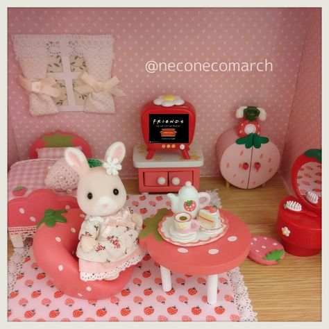 Strawberry Mother Garden, Calico Critters Strawberry, Strawberry Calico Critter, Sylvanian Family House, Diy Sylvanian House, Sylvanian Families House Diy, Sylvanian Families Diy, Sylvanian Families Aesthetic, Mother Garden Strawberry