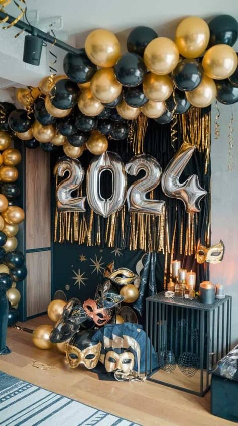 25 New Years Eve Balloon Arrangements - Lady Celebrations New Years Party Theme Ideas, Fun New Years Party Ideas, New Years Eve Party Themes, New Year Theme Party, New Years Eve House Party, New Years Party Themes, New Year's Eve Party Themes, New Years Party Ideas, New Year Party Decoration