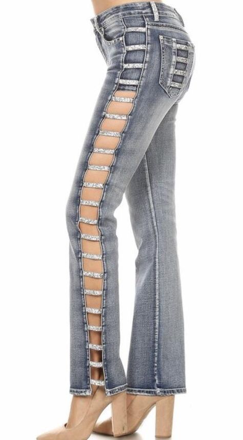 Bespoke Denim, Casual Outfit Summer, Walking Fashion, Jeans Refashion, Bling Denim, Summer Outfits Casual, Bling Jeans, Outfits For Summer, Outfits For Fall