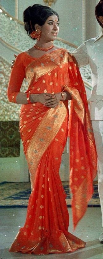 Vanisri in Vasantha Malligai (1972).  Like a last... -                                         Vintage Indian Clothing 60s Indian Fashion, 90s Fashion Indian Traditional, 1960s Indian Fashion, 70s Indian Fashion, Retro Fashion Indian, Bollywood 60s, Retro Fashion 70s Indian, 60s Bollywood Fashion, 1070s Fashion