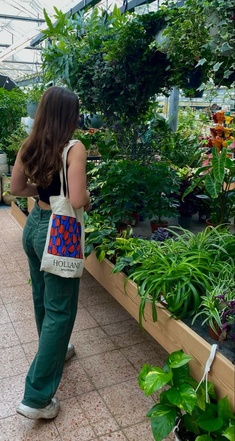 Plant Life Aesthetic, Plant Shopping Outfit, Plant Shopping Aesthetic, Plant Mum Aesthetic, Gardening Aesthetic Outfit, Gardening Aesthetic Girl, Sunshine Aesthetic Girl, Melina Aesthetic, Flower Aesthetic Outfits