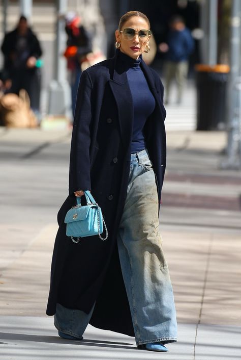 Denim Handbag Outfit, Jlo Looks, Sjp Fashion, Jennifer Lopez Makeup, Jennifer Lopez Outfits, Jlo Fashion, Jean Looks, Target Outfits, Winter In The City