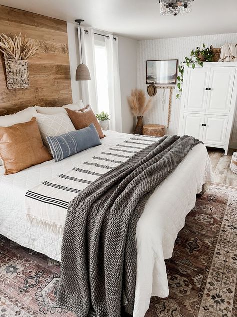 Home Bedroom Refresh Cozy Western Home Decor, Modern Boho Farmhouse Master Bedrooms, Rustic Coastal Decor Bedroom, Master Cabin Bedroom, Farmhouse Room Decor Bedroom, Clean Rustic Bedroom, Bohemian Farmhouse Decor Bedroom, Modern Rustic Cabin Bedroom, Country Chic Bedroom Decor