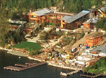 oh ok. here's Bill Gate's Mansion. Biggest House, Underwater Music, Billionaire Homes, Celebrity Mansions, Expensive Houses, Bill Gates, Celebrity Houses, Beautiful Places In The World, Big Houses