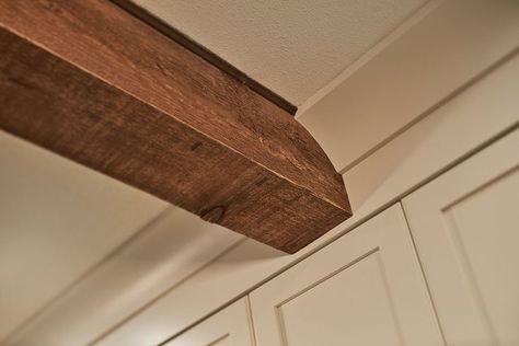 Wood Beam Ceiling Kitchen, New England Style Kitchen, Beam In Kitchen, Ceiling Beams Living Room, Ceiling Crown Molding, Cabinets To Ceiling, Beams Living Room, Molding Ceiling, Faux Beams