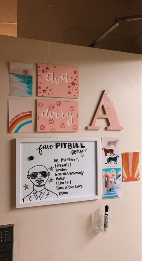 College Door White Board Ideas, Dorm Doors Ideas, Dorm White Board Ideas Door, Collage Door Ideas, Dorm Door Ideas College, Cute Dorm Door Signs, Whiteboard Room Decor, Dorm Hallway Aesthetic, Door Dorm Decorations