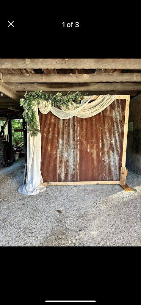 Tin Wedding Backdrop, Tin Backdrop Wedding, Country Photobooth, Western Backdrop Ideas, Western Photo Backdrop, Diy Rustic Wedding Decorations, Wood Backdrop Wedding, Wedding Picture Backdrop, Barn Door Wedding