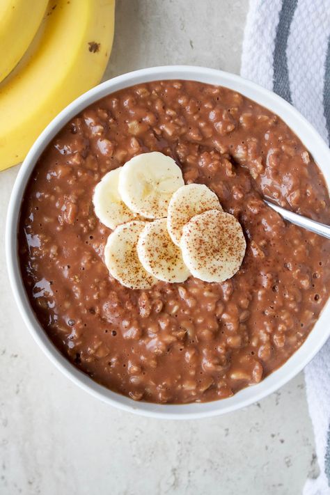 Chocolate Banana Oatmeal - Stephanie Kay | Nutritionist & Speaker Banana Oatmeal Recipe, Oatmeal Porridge, Healthy Food Facts, Healthy Oatmeal, Banana Oatmeal, Healthy Diet Recipes, Healthy Meal Plans, Oatmeal Recipes, Food Facts