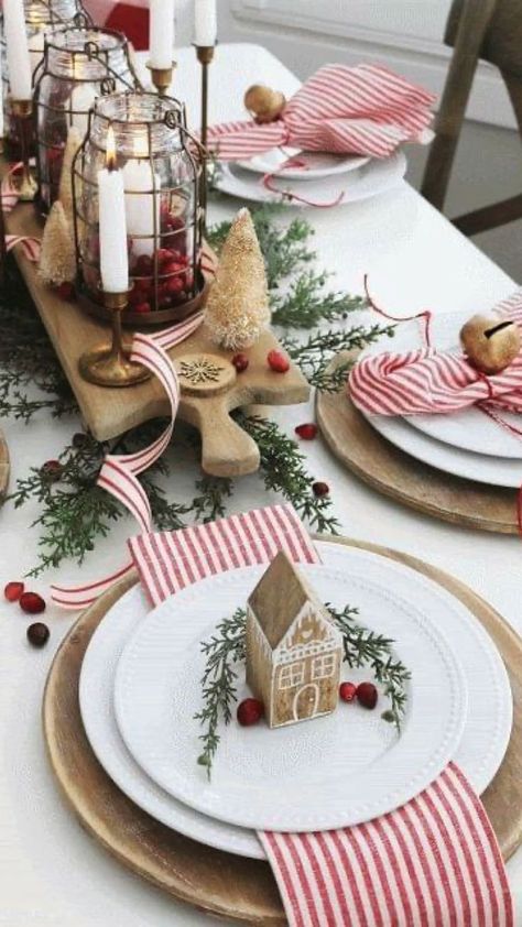 Christmas Dinner Table, Christmas Decor Inspiration, Christmas Tablescapes, Christmas Table Settings, Christmas Tree Themes, Christmas Gift Ideas, Christmas Centerpieces, Christmas Table Decorations, Christmas Deco