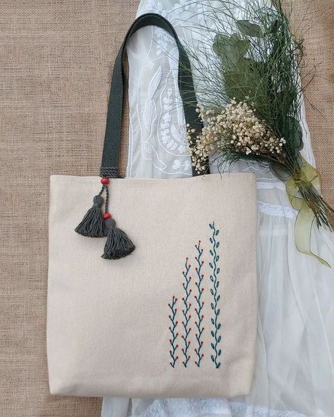 Creative Tote Bag, Diy Tote Bag Design, Handbag Trends, Handmade Fabric Bags, Simple Hand Embroidery Patterns, Diy Bag Designs, Diy Bags Patterns, Diy Embroidery Patterns, Tote Bags Sewing