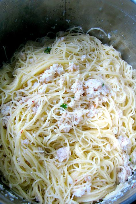 Garlic Butter Crab Pasta is made easy with canned crab meat. Canned White Crab Meat Recipes, Fake Crab Meat Recipes Easy, Crab Meat Meals, Seafood Mix Pasta, Artificial Crab Meat Recipes, Crab Meat Recipes Easy, Crab Scampi, Crab Meat Pasta, Pasta Craving