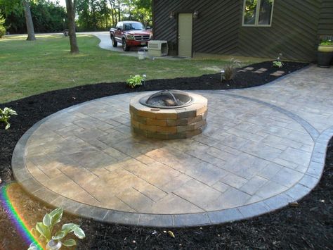 Stamped concrete patio with fire pit and acid staining. Concrete Patio With Fire Pit, Patio With Fire Pit, Small Outdoor Patios, Stone Step, Cement Patio, Concrete Patio Designs, Brick Patio, Fire Pit Landscaping, Hot Tub Backyard