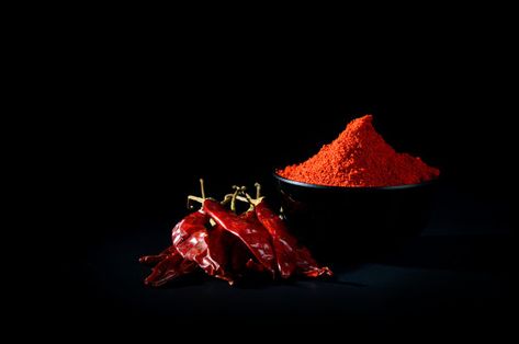 Chilli powder in a bowl with red dried c... | Premium Photo #Freepik #photo Fruit Leather Recipe, Spices Photography, Dried Chillies, Curry Spices, Black Bowl, Red Chili Peppers, Organic Spice, Fish Curry, Pepper Powder