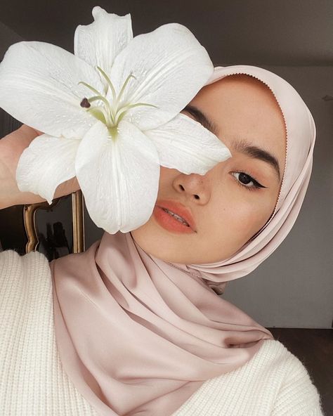 Firrrr в Instagram: «🕊🤍✨» Hijab Portrait, Hijab Photo, Hijab Photography, Street Hijab, Simple Hijab, Street Hijab Fashion, Muslim Style, Flower Photoshoot, Hijab Style Casual