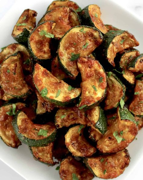 Air Fryer Zucchini Tender chunks of zucchini are perfectly seasoned with garlic and parmesan cheese, then roasted until caramelized. This Air Fryer Zucchini is made in just 15 minutes, making it a quick and easy side dish! #airfryerzucchini #ketosides #easyketoside Zucchini Health Benefits, Zucchini In The Oven, Garlic Zucchini, Air Fryer Zucchini, Easy Zucchini Recipes, Large Air Fryer, Pesto Salmon, Chipotle Aioli, Roast Zucchini