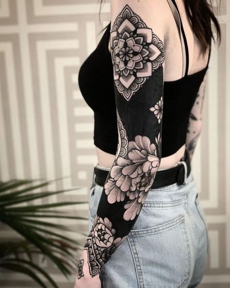 Manga completa de flores y mandalas - Tatuajes para Mujeres. Encuentra esta muchas ideas mas de Tattoos. Miles de imágenes y fotos día a día. Seguinos en Facebook.com/TatuajesParaMujeres! Black Sleeve Tattoo, Mangas Tattoo, Mujeres Tattoo, Solid Black Tattoo, Female Tattoos, Muster Tattoos, Inspiration Tattoos, Ornamental Tattoo, Best Sleeve Tattoos