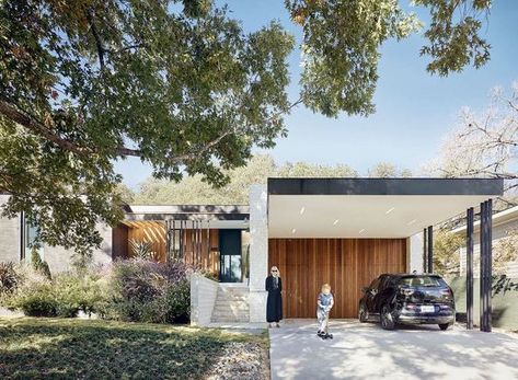 Mid-century modern home offers fresh and inspiring details in Austin Carport Modern, Modern Carport, Home Remodeling Exterior, Mid Century Modern Exterior, Mid Century Exterior, Carport Designs, Mid Century Architecture, Style At Home, Mid Century Modern House