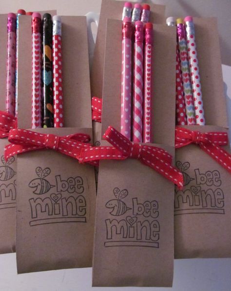 Pencil Packaging Ideas, Pencil Party Favors, Valentine Pencil Ideas, Pencil Gift, Diy Gift Set, Classroom Gifts, Teachers Day Gifts, Valentines Party, School Gift